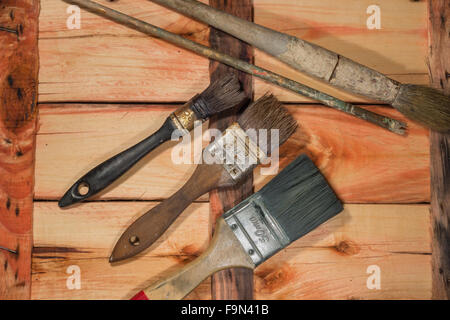 Les pinceaux utilisés sur une vieille table en bois. Banque D'Images