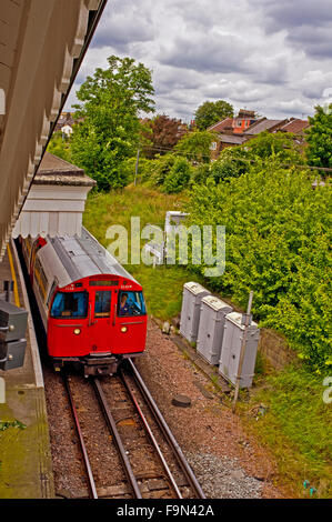 Train de tube, Willesden Green Banque D'Images