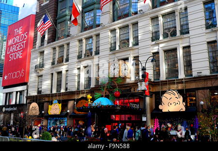 La ville de New York : une foule de personnes en face de Macy's, le plus grand magasin, l'affichage de la Charlie Brown Christmas windows * Banque D'Images