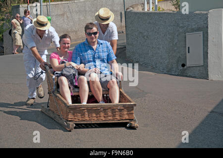 Bei Monte Funchal, panier en osier Toboggan Traîneau, De Monte à Funchal, Madère, Portugal, Banque D'Images