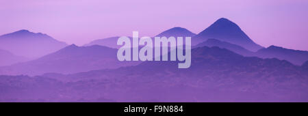 Skyscape de violet froid des montagnes avec la brume et le brouillard près de Quetzaltenango Banque D'Images