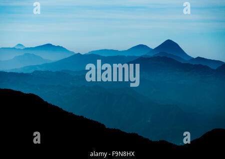 Montagne Noire Silhouette devant froid Skyscape montagnes bleues avec la brume et le brouillard près de Quetzaltenango Banque D'Images