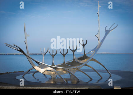 Le soleil Voyager sculpture (Islandais : Sólfar) sur le front de mer à Reykjavik en Islande, conçu par Jón Gunnar Árnason. Banque D'Images