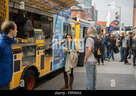 Citibank apporte de la nourriture pour les camions du Meatpacking District de New York pour un événement de marque la promotion de l'enfant aucune faim de charité, le samedi 12 décembre 2015. Un don vous a obtenu un repas dans l'un des camions. (© Richard B. Levine) Banque D'Images