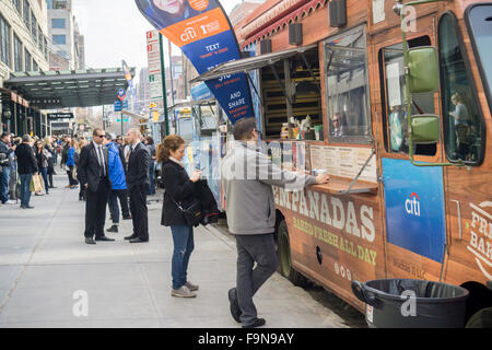 Citibank apporte de la nourriture pour les camions du Meatpacking District de New York pour un événement de marque la promotion de l'enfant aucune faim de charité, le samedi 12 décembre 2015. Un don vous a obtenu un repas dans l'un des camions. (© Richard B. Levine) Banque D'Images