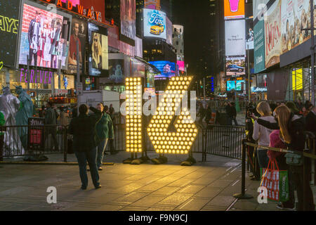 Les visiteurs de Times Square à New York posent devant les deux sept pieds de hauteur de chiffres '1' et '6' le Mardi, Décembre 15, 2015 . Le "16" fera partie de l'écran led au sommet d'un Times Square, qui s'allume jusqu'à minuit le 1er janvier 2016 de l'orthographe de "'. Le nombre d'utiliser l'énergie efficace LED Ampoules qui durera toute l'année, ne jamais avoir à être modifié. (© Richard B. Levine) Banque D'Images