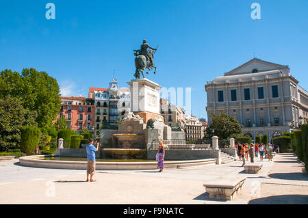 Les touristes de prendre des photos en Oriente. Madrid, Espagne. Banque D'Images