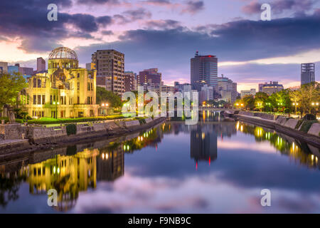 Hiroshima, Japon cityscape at le dôme de la bombe atomique et la rivière. Banque D'Images