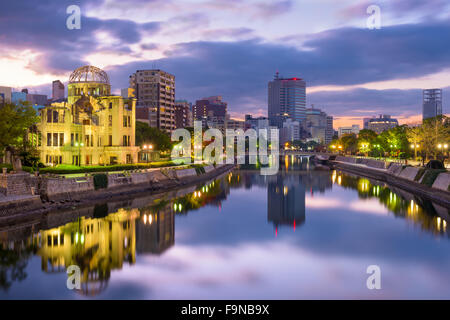 Hiroshima, Japon skyline à l'Atomic Dome et le parc de la paix. Banque D'Images