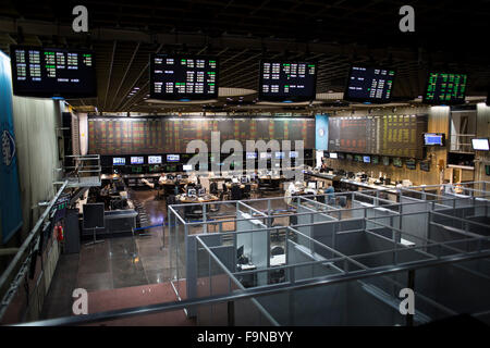 Buenos Aires, Argentine. 25Th Dec 2015. Les agents travaillent en stock à la Bourse de Buenos Aires Buenos Aires, capitale de l'Argentine, le 17 décembre 2015. Le nouveau gouvernement argentin a annoncé une série de mesures économiques le mercredi, y compris l'élimination de la période de quatre ans, au contrôle des changes. © Martin Zabala/Xinhua/Alamy Live News Banque D'Images