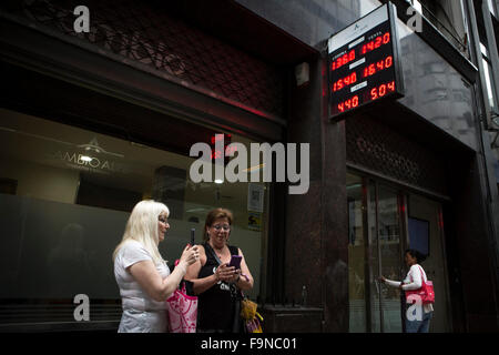 Buenos Aires, Argentine. 25Th Dec 2015. Deux femmes réagir devant une maison de ventes de devises à Buenos Aires, capitale de l'Argentine, le 17 décembre 2015. Le nouveau gouvernement argentin a annoncé une série de mesures économiques le mercredi, y compris l'élimination de la période de quatre ans, au contrôle des changes. © Martin Zabala/Xinhua/Alamy Live News Banque D'Images