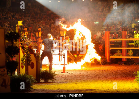 Londres, Royaume-Uni. 17 Décembre, 2015. 17.12.15 Olympia International Horse Show. London UK. Crédit : danseurs de feu Julie Badrick/Alamy Live News Banque D'Images