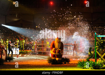 Londres, Royaume-Uni. 17 Décembre, 2015. 17.12.15 Olympia International Horse Show. London UK. Crédit : danseurs de feu Julie Badrick/Alamy Live News Banque D'Images