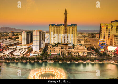 Vue panoramique de luxueux hôtels et casinos à Las Vegas, Nevada au coucher du soleil Banque D'Images