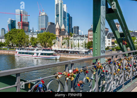 Allemagne, Hesse, Frankfurt am Main, lovelocks Eiserner Steg au pont sur la rivière principale Banque D'Images