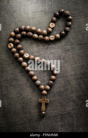 Le rosaire sur la vieille table en bois, d'en haut Banque D'Images