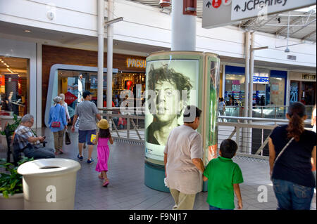 Une peinture de Chuck Close apparaît sur une publicité kiosque dans le centre commercial Place Santa Ana à Orange County, CA au cours de l'art partout. Banque D'Images