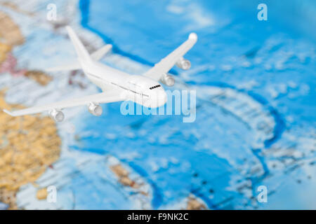 Les voyages, le tourisme et toutes les choses liées série - toy plane sur la carte du monde Banque D'Images