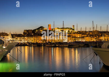 Vue sur le port de Cannes sur la côte d'Azur dans la soirée Banque D'Images