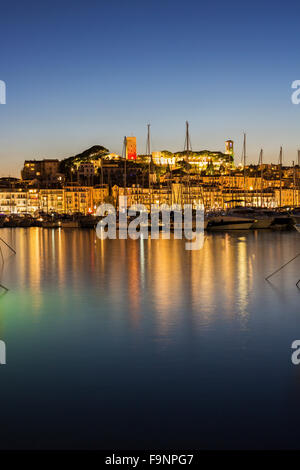 Vue sur le port de Cannes sur la côte d'Azur dans la soirée Banque D'Images