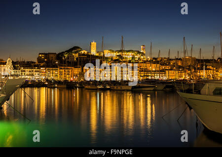 Vue sur le port de Cannes sur la côte d'Azur dans la soirée Banque D'Images