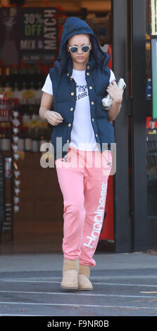 Kaley Cuoco portant peach 'Bonheur' pantalon de jogging avec brown ugg avec une capuche matelassée sans manches et un t-shirt avec un 'Mercury' rétrograde est en logo, s'empare d'un sandwich à Ralph's Supermarket à Beverly Hills comprend : Kaley Cuoco où : Banque D'Images