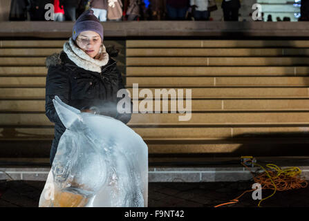 Detroit, Michigan - un artiste fait une sculpture de glace en face de l'Institut des arts de Detroit pendant Noel nuit. Banque D'Images