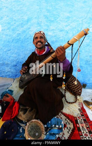 Un musicien jouant le Sintir Gnawa dans la kasbah ou Rabat. Banque D'Images