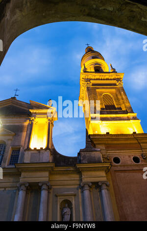 Basilica di San Michele Arcangelo à Menton, France Banque D'Images