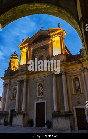 Basilica di San Michele Arcangelo à Menton, France Banque D'Images