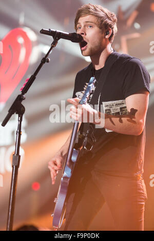 Rosemont, Illinois, USA. Dec 16, 2015. Singer LUKE HEMMINGS de 5 secondes de l'été sur scène pendant le jingle Ball iHeartRadio à l'Allstate Arena à Rosemont, Illinois © Daniel DeSlover/ZUMA/Alamy Fil Live News Banque D'Images