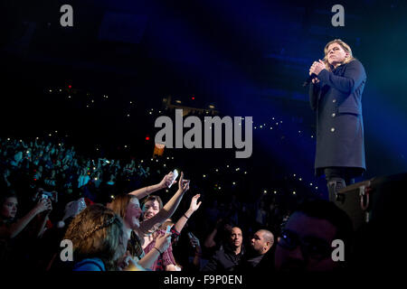 Rosemont, Illinois, USA. Dec 16, 2015. Singer CONRAD SEWELL il se produit au cours de la Jingle Ball iHeartRadio à l'Allstate Arena à Rosemont, Illinois © Daniel DeSlover/ZUMA/Alamy Fil Live News Banque D'Images