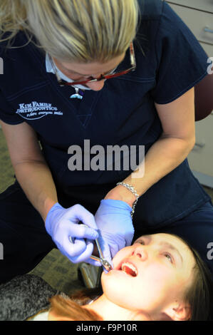 L'orthodontiste est un type de dentiste qui se spécialise dans le redressage dents de travers. Réglage des bretelles et contrôler les dents & bouchée. Banque D'Images