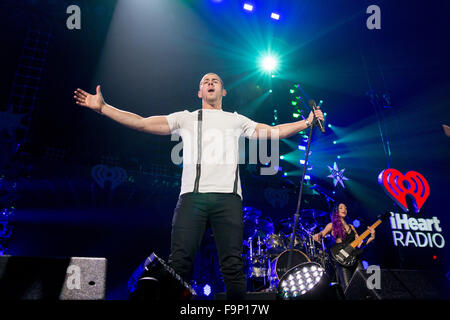 Rosemont, Illinois, USA. Dec 16, 2015. Singer Nick Jonas il se produit au cours de la Jingle Ball iHeartRadio à l'Allstate Arena à Rosemont, Illinois © Daniel DeSlover/ZUMA/Alamy Fil Live News Banque D'Images