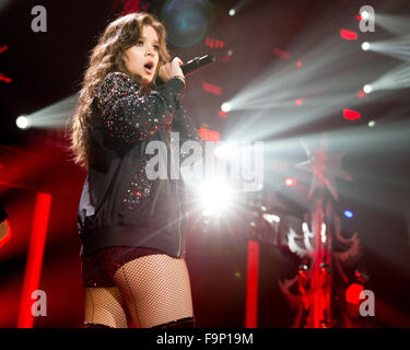 Rosemont, Illinois, USA. Dec 16, 2015. Singer Hailee Steinfeld réalise en direct durant le jingle Ball iHeartRadio à l'Allstate Arena à Rosemont, Illinois © Daniel DeSlover/ZUMA/Alamy Fil Live News Banque D'Images