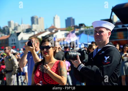 Au cours de la prise de photos sailor Fleet Week 2015 à San Francisco, Californie, USA SF Banque D'Images