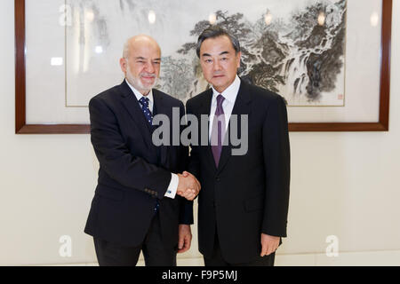 New York, USA. 17 Décembre, 2015. Le Ministre chinois des affaires étrangères Wang Yi, à New York, USAChinese le Ministre des affaires étrangères Wang Yi (à droite) rencontre son homologue irakien Ibrahim Jaafari à New York, États-Unis, le 17 décembre 2015. (Xinhua/Muzi Li) (l'azp) Credit : Xinhua/Alamy Live News Banque D'Images