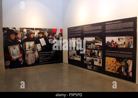 Lima, Pérou. 25Th Dec 2015. Les photos sont sur l'affichage à l'endroit de la mémoire, de la tolérance et l'Inclusion Sociale Museum à Lima, Pérou, le 17 décembre 2015. Le musée présente des expositions qui reflètent sur le conflit armé interne dans le pays des Andes entre 1980 et 2000. © Luis Camacho/Xinhua/Alamy Live News Banque D'Images