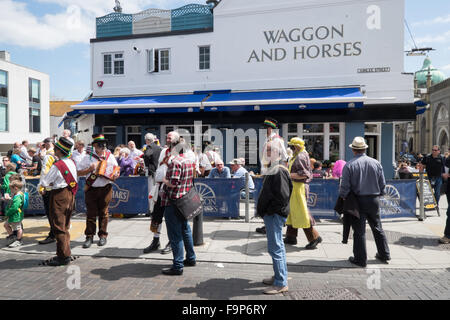 Les artistes de rue du Brighton Festival Fringe à mai 2015 Banque D'Images