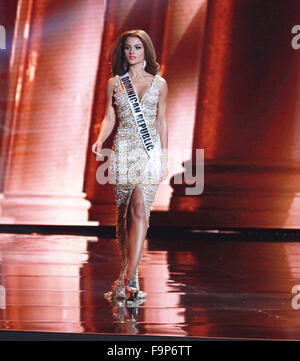 Las Vegas, Nevada, USA. Dec 16, 2015. Miss République Dominicaine Clarissa Molina participe au défilé de Miss Univers 2015 Compétition préliminaire et Costume National Show le 16 décembre 2015 au Théâtre de l'axe à l'intérieur de Planet Hollywood Resort & Casino à Las Vegas au Nevada. Crédit : Marcel Thomas/ZUMA/Alamy Fil Live News Banque D'Images