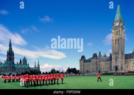 Édifices du Parlement sur la Colline du Parlement, Ottawa, Ontario, Canada - relève de la garde, la Tour de la paix et de l'Édifice du Centre Banque D'Images