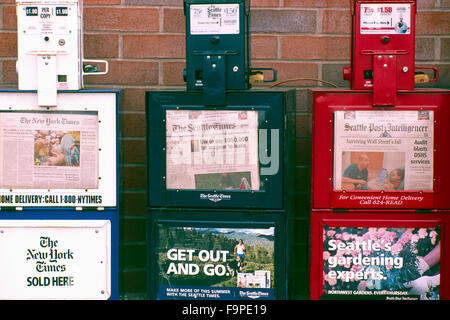 Boîtes à journaux stand dans une rangée, journaux à vendre dans des peuplements - Port Townsend, Washington State, USA Banque D'Images