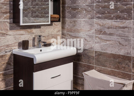 À l'intérieur du quartier tendance de salle de bains - WC et lavabo et carreaux de céramique moderne Banque D'Images