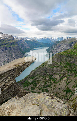 Vue verticale sur la langue de Troll (Trolltunga) rocher au-dessus du lac Ringedalsvatnet, Norvège Banque D'Images