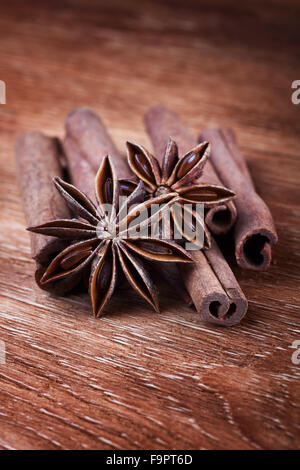 Anise stars avec des bâtons de cannelle sur planche de bois Banque D'Images