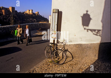 Alhambral vu de Sacromonte (quartier gitan quartier troglodyte), Grenade, Andalousie, Espagne, Europe. Banque D'Images