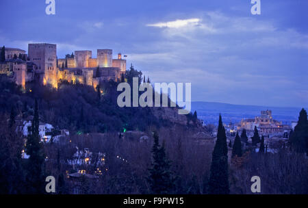 La cathédrale et l'Alhambra, vues du Sacromonte (quartier gitan quartier troglodyte), Grenade, Andalousie, Espagne, Europe. Banque D'Images