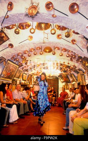 Flamenco à Cueva Maria la Canastera.Un bar local dans une grotte dans le district de Sacramonte Gypsie , Grenade, Andalousie, Sp Banque D'Images