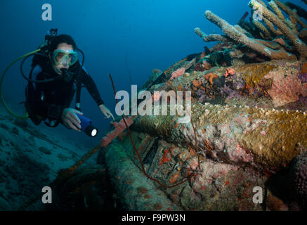 Femme diver sur le porche de l'emplacement de piqué, Bonaire, Antilles néerlandaises Banque D'Images