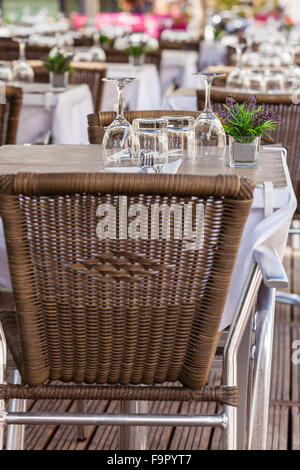 Tables de restaurant confortable prêt au service. Petit coup de poignée Banque D'Images